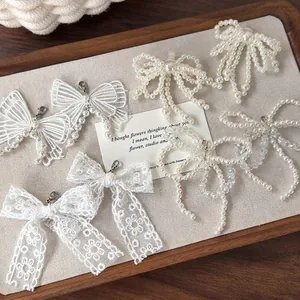 Charmes de Chaussures Noeud en Dentelle et Künstliche Perle Artificielle Accessoires de Décoration Polyvalents pour Baskets Escarpins Sacs Mariage Fête Femme