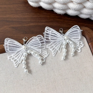 Détails de charmes de chaussures papillon en dentelle blanche avec glands en perles