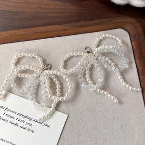 Détail de bijoux de chaussures en dentelle avec perles et cristaux munis de fermoirs argentés