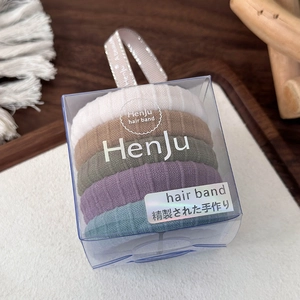 Detailweergave van vijf naadloze haarelastiekjes in een transparante geschenkverpakking