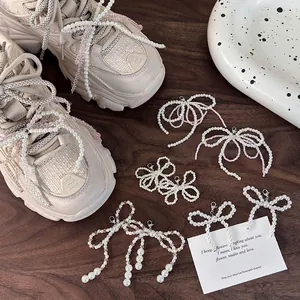 Eleganti ciondoli per scarpe con fiocchi di perle e cristalli per decorazione
