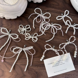 Ciondoli per scarpe con perle rosa e bianche a forma di fiocco con chiusura metallica