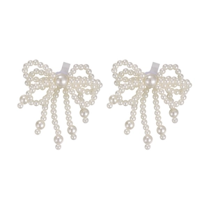 Détails de boucles de chaussures en perles blanches avec élégants pompons longs