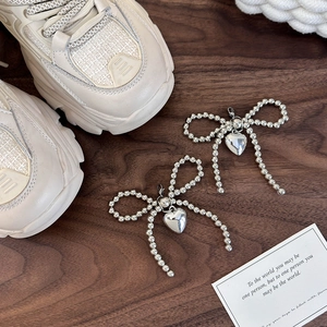 Breloques de chaussures nœuds perlés argentés avec cœurs et crochets pour baskets