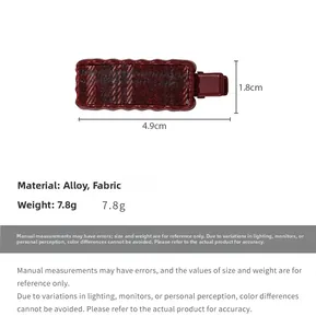 Détail du motif en tissu écossais rouge sur une pince à cheveux en alliage de 4,9 cm