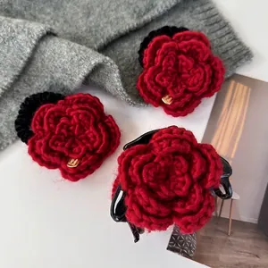 Pince Crabe Fleur Rose Tricotée Main pour Femmes Vintage Élégant Laine Rouge Épingle à Cheveux Florale Accessoires de Coiffure