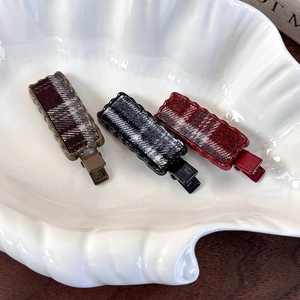 Lot de trois barrettes vintage à carreaux marron, noir et rouge sur assiette en coquillage