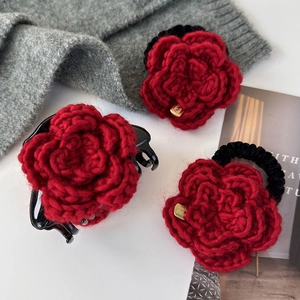 Pince à cheveux fleur de camélia en tricot rouge et chouchous avec emblème doré élégant