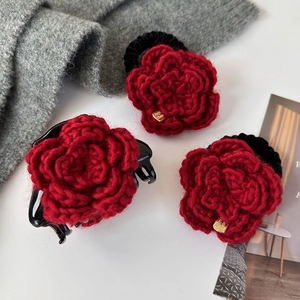 Pince à cheveux rose au crochet rouge et chouchous avec détail en métal doré