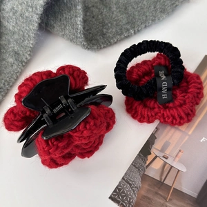 Ensemble pince à cheveux rose tricotée rouge et chouchou velours avec étiquette dorée