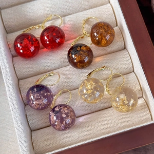 Orecchini a sfera vintage in resina ambrata con foglia d'oro in quattro colori