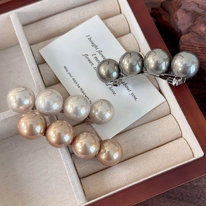 Trois barrettes à perles élégantes en gris, champagne et rose poudré avec base en métal