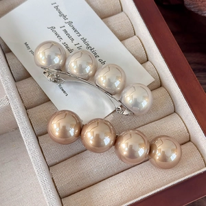 Détails de barrettes à perles haute brillance en blanc crème et finitions dorées champagne