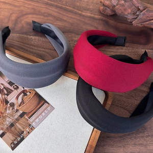 Detailansicht gepolsterter Haarreifen-Set in Grau, Rot und Schwarz mit Stricktextur