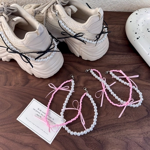 Bijoux de chaussures avec nœuds en ruban rose et noir et perles pour un style ballerine