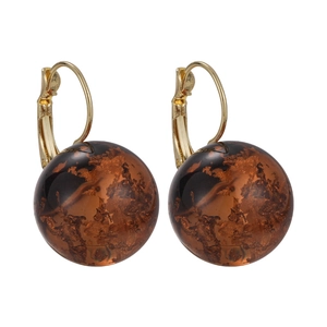 Orecchini vintage a sfera in resina ambrata con monachina dorata e inclusioni di lamina