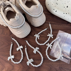Details von eleganten Perlen-Schuhketten mit Acrylschleifen für Plateau-Sneaker