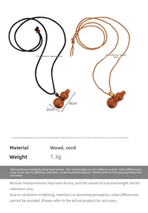 Détail du pendentif gourde en bois sur corde tressée montrant le grain naturel du bois
