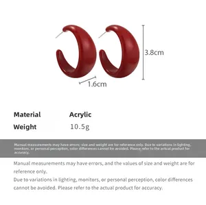 Détail des boucles d'oreilles créoles rouges en acrylique de 3,8 cm à fini brillant