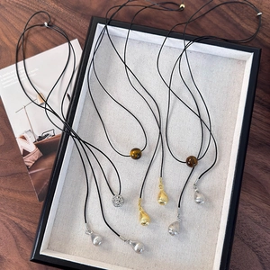 Collier minimaliste à cordon noir avec boule argentée et pendentifs goutte métal