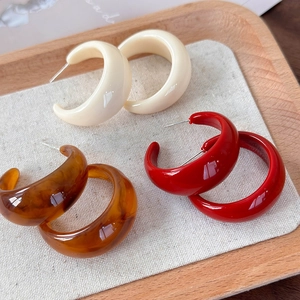 Boucles d'oreilles créoles en résine en forme de C, coloris crème, rouge et ambre