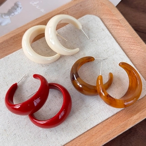 Trois paires de créoles rétro en forme de C en résine crème, rouge et écaille d'ambre
