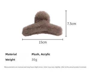 Dettaglio della grande molletta per capelli in peluche marrone con dimensioni di 15cm e acrilico
