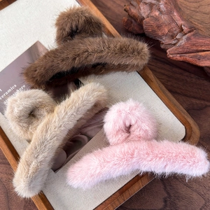 Pinze per capelli in finta pelliccia peluche nei toni marrone e beige per look autunnali