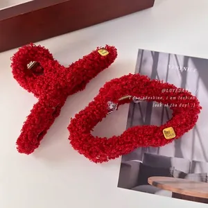 Grande Pince à Cheveux en Peluche Rouge Fausse Laine d'Agneau Forme de Nuage Pince Requin Accessoires Cheveux Hiver pour Femmes