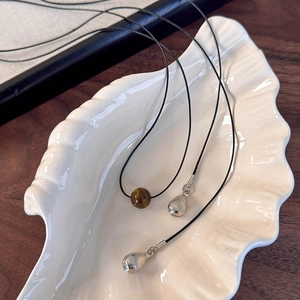 Colliers avec perle oeil de tigre et pendentif goutte en argent brossé en coupelle