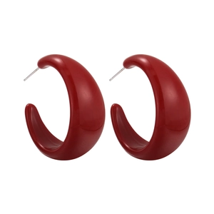 Boucles d'oreilles créoles en C caramel rétro avec finition résine brillante et tige