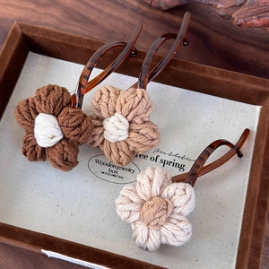 Lot de 3 barrettes fleurs tricotées avec épingles torsadées ambre en couleurs café et beige