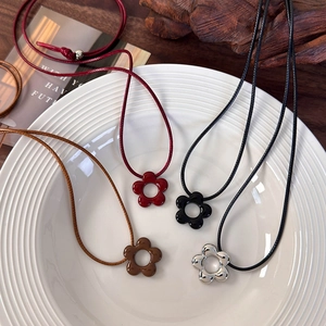 Conjunto de collares con colgante de flor minimalista en plata, granate y negro