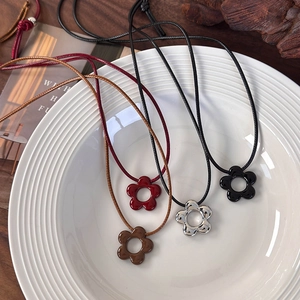 Collares con colgante de flor en cordón de cera en rojo, marrón, plateado y negro