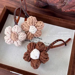 Lot de trois pinces à cheveux fleurs en tricot beige et marron sur base en acrylique