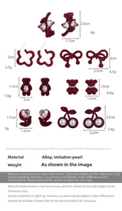 Détails de charms floqués bordeaux avec nœuds et ours et dimensions indiquées