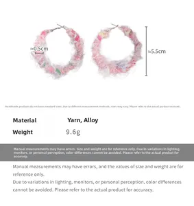 Dettaglio degli orecchini a cerchio da 5,5 cm rivestiti in lana rosa con specifiche dei materiali