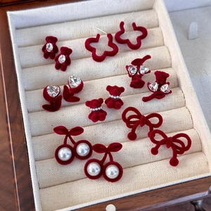 Boucles d'oreilles ours floqué rouge et fleurs avec perles et nœuds en velours rouge