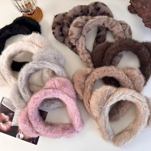 Serre-têtes pelucheux oreilles de chat de couleurs variées sur fond blanc avec décor