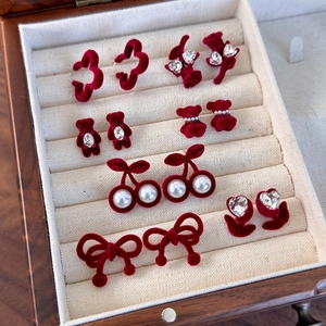 Ensemble de boucles d'oreilles en velours bordeaux avec nœuds et oursons