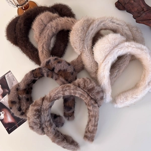 Serre-têtes oreilles de chat en peluche aux couleurs automnales sur fond minimaliste chic