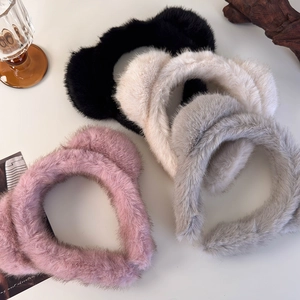 Vue détaillée de bandeaux oreilles de chat en peluche rose, noire, crème et grise