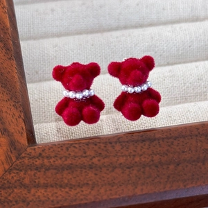 Macro de boucles d'oreilles ours rouge floqué avec chaîne en perles dans un coffret vintage