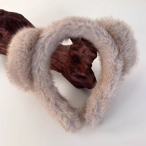 Détail du bandeau oreilles de chat en peluche avec fausse fourrure sur bois