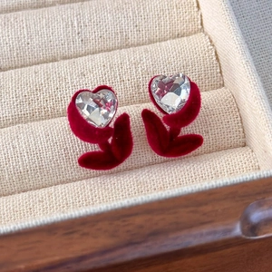 Détail de boucles d'oreilles tulipes avec cristal cœur et pétales floqués rouges