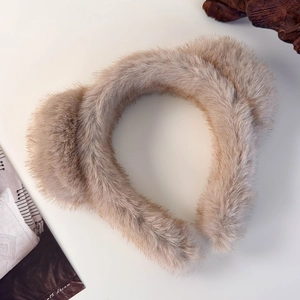 Gros plan du serre-tête oreilles de chat en peluche de qualité avec fausse fourrure dense