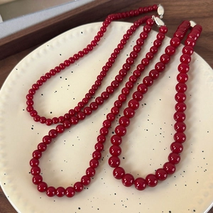 Ensemble de colliers en perles de verre rouges avec fermoirs vintage pour femme