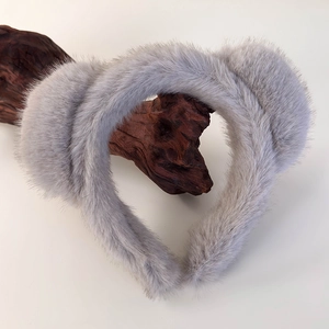 Vue détaillée du bandeau en peluche grise avec texture douce en fausse fourrure sur bois