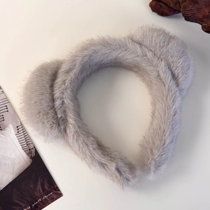 Détail d'un serre-tête oreilles de chat en peluche grise avec texture de fausse fourrure