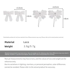 Vue détaillée des nœuds en dentelle blanche pour chaussures avec perles et tailles